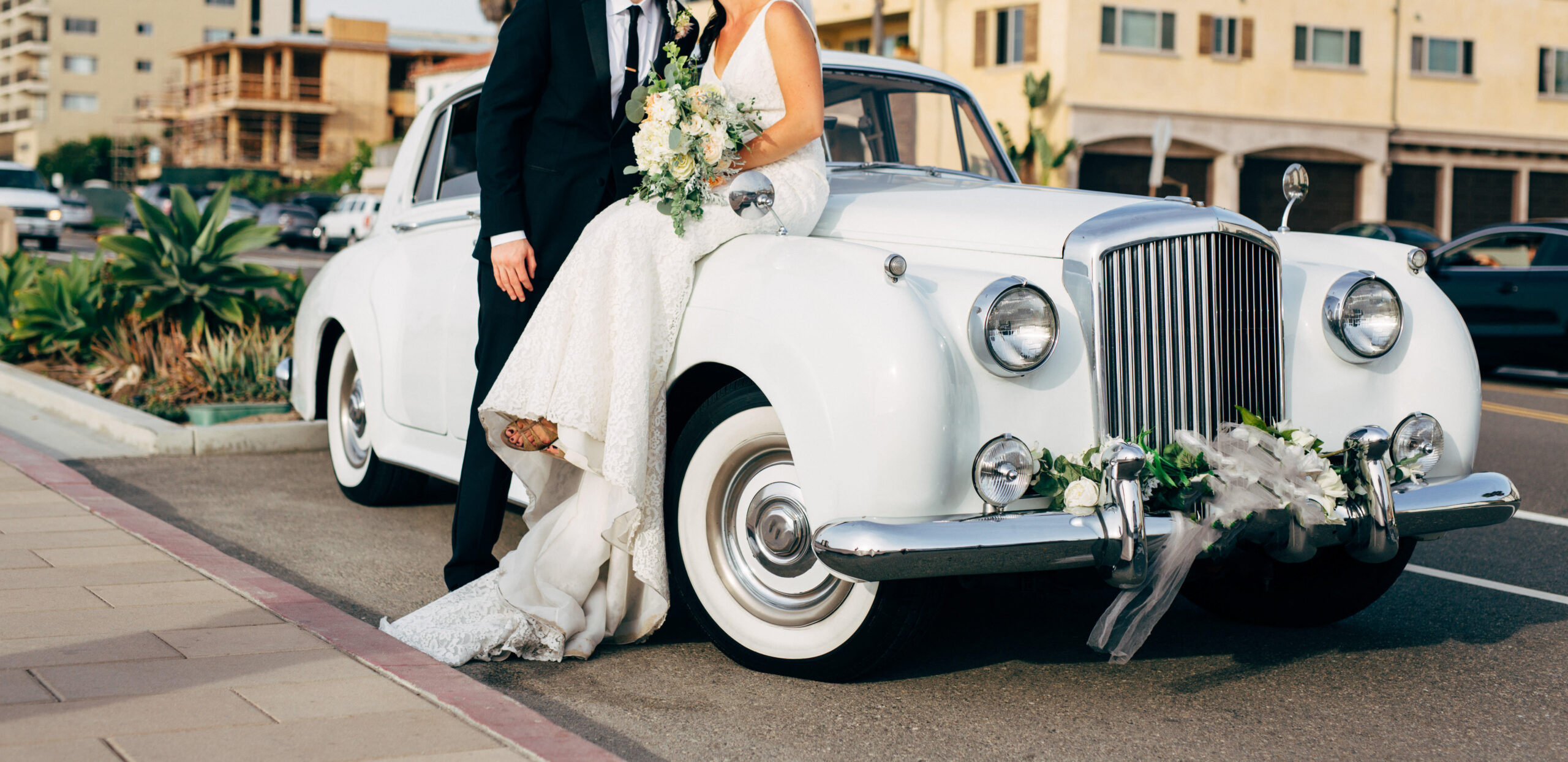 Luxury vintage wedding car rental in Kochi by Le-Reize, featuring a chauffeur-driven classic white car for bride and groom, perfect for Kerala weddings.